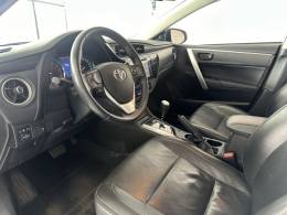 TOYOTA - COROLLA - 2017/2018 - Branca - R$ 108.900,00