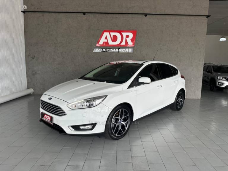 FORD - FOCUS - 2016/2017 - Branca - R$ 74.900,00