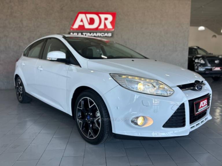 FORD - FOCUS - 2014/2015 - Branca - R$ 65.900,00