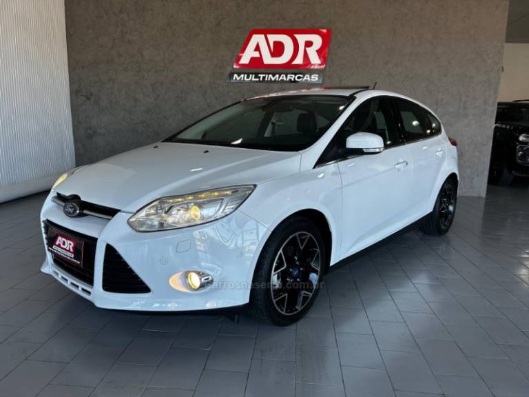 FORD - FOCUS - 2014/2015 - Branca - R$ 65.900,00