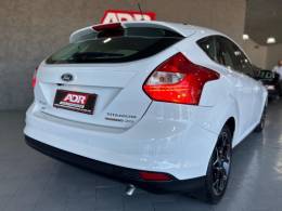 FORD - FOCUS - 2014/2015 - Branca - R$ 65.900,00