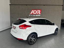 FORD - FOCUS - 2016/2017 - Branca - R$ 74.900,00