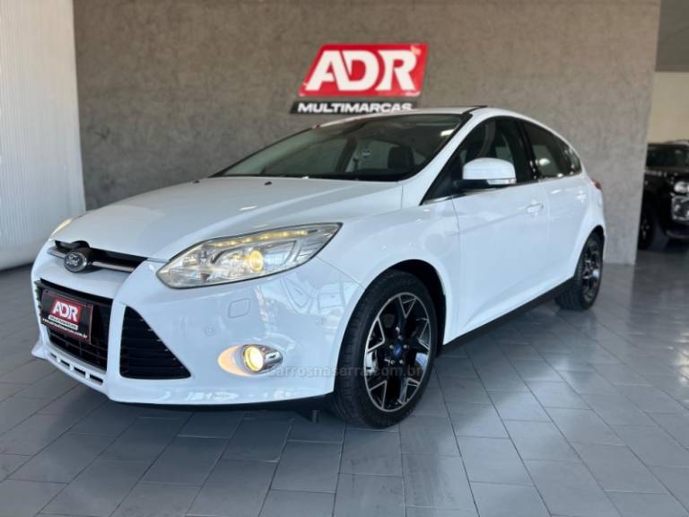 FORD - FOCUS - 2014/2015 - Branca - R$ 65.900,00