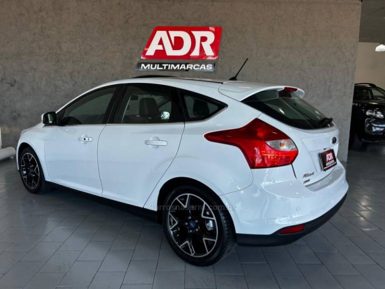 FORD - FOCUS - 2014/2015 - Branca - R$ 65.900,00