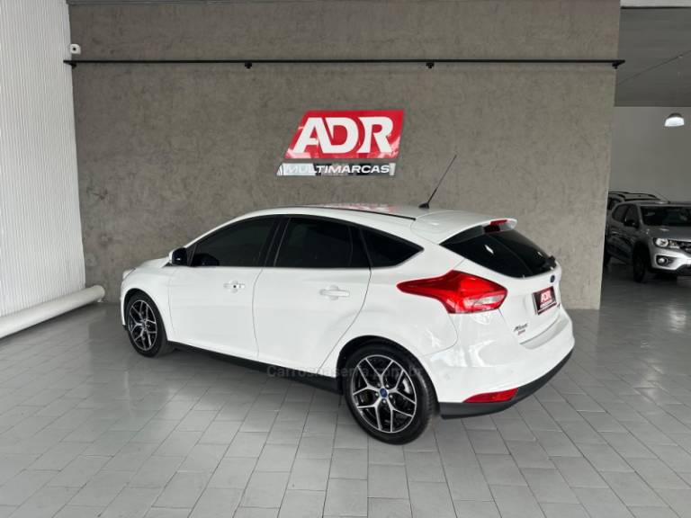 FORD - FOCUS - 2016/2017 - Branca - R$ 74.900,00