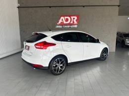 FORD - FOCUS - 2016/2017 - Branca - R$ 74.900,00