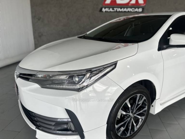 TOYOTA - COROLLA - 2017/2018 - Branca - R$ 108.900,00