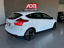 FORD - FOCUS - 2014/2015 - Branca - R$ 65.900,00