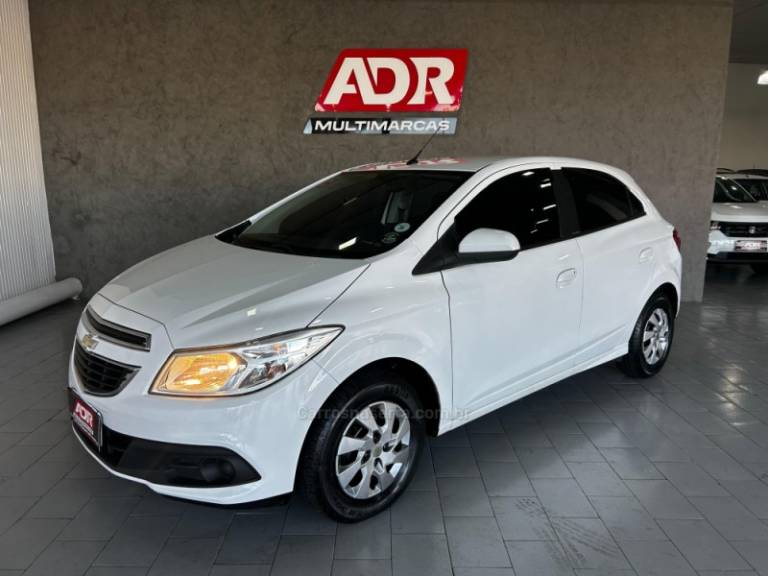 CHEVROLET - ONIX - 2013/2013 - Branca - R$ 43.900,00